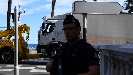 &nbsp; (Un policier devant le camion meurtrier après l'attaque (illustration) © BORIS HORVAT / AFP)