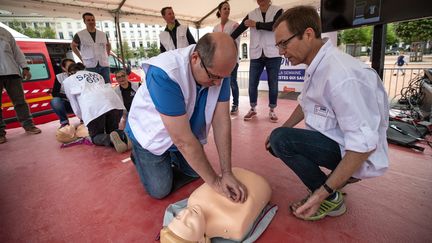 Opération de sensibilisation aux premiers secours, à Lyon le 28 avril 2018 (NICOLAS BEAUMONT / LE PICTORIUM / MAXPPP)