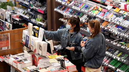 Dans une librairie de Bourg-en-Bresse (Ain), quelques heures avant l'entrée en vigueur du 2e confinement le 29 octobre 2020 (LAURENT THEVENOT / MAXPPP)