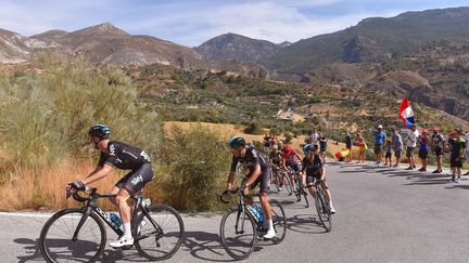 Le train Sky de Christopher Froome emmène le peloton de la 72e édition du Tour d'Espagne. (DE WAELE TIM / TDWSPORT SARL)