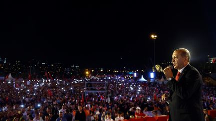 Le président turc&nbsp;Recep Tayyip Erdogan devant des centaines de milliers de partisans, le 15 juillet 2017 à Istanbul, lors d'un discours commémorant l'anniversaire d'une tentative de putsch contre lui. (KAYHAN OZER / AFP)