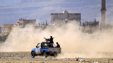 Des Yéménites sur une camionnette armée à Sanaa, la capitale du Yémen, le 19 décembre 2018. (MOHAMMED HUWAIS / AFP)