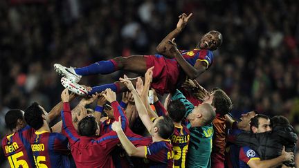 Revenu pour la demi-finale de C1 en mai 2011, Abidal porté en triomphe par ses coéquipiers du Barça (JOSEP LAGO / AFP)