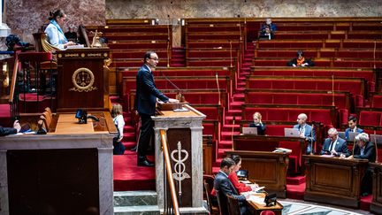 Le ministre délégué chargé des Comptes publics, Thomas Cazenave, lors des débats à l'Assemblée nationale, à Paris, le 8 novembre 2023. (AMAURY CORNU / HANS LUCAS / AFP)