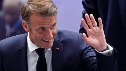 Le président Emmanuel Macron lors de la cérémonie de clôture des Jeux olympiques de Paris au Stade de France, à Saint-Denis, le 11 août 2024. (DIMITAR DILKOFF / AFP)