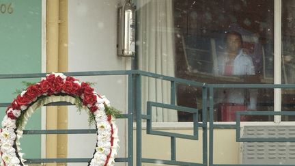 Une jeune fille regarde le balcon où fut tué le pasteur King, depuis l&#039;intérieur du motel devenu musée (19/1/2004)
 (Mike Brown / Getty Images / AFP)