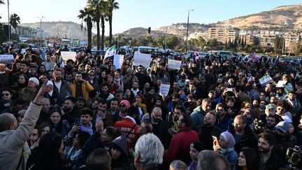 Des manifestants lors d'un rassemblement pour les droits des femmes et des minorités, place des Omeyyades, à Damas (Syrie), le 19 décembre 2024. (LOUAI BESHARA / AFP)