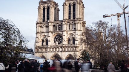 Des personnes devant la cathédrale Notre Dame de Paris avant sa réouverture à Paris, France, le 4 décembre 2024. (BASTIEN OHIER / HANS LUCAS / AFP)