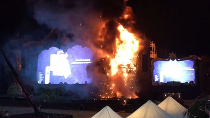 Capture d'écran d'une vidéo montrant la scène d'un festival d'électro qui a pris feu, le 29 juillet 2017, près de Barcelone (Espagne). (COMPTE TWITTER FRENCH CROWD)