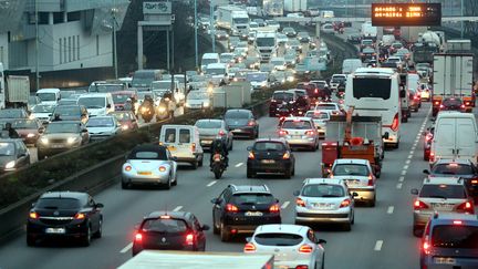 Des embouteillages sur le périphérique de Paris, le 21 janvier 2016. (MAXPPP)