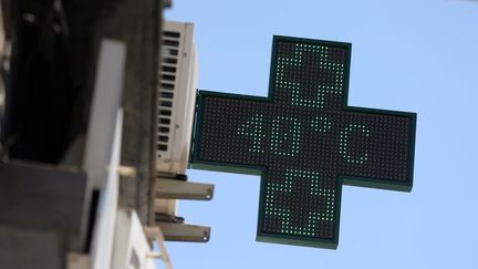 L'enseigne lumineuse d'une pharmacie annonce 40°C à Marseille le 13 juin 2022. (MAXPPP)