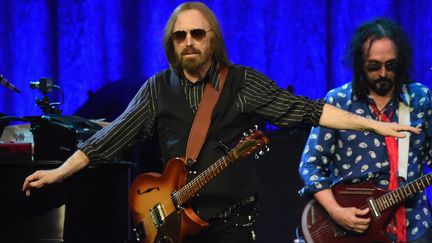 Le chanteur américain Tom Petty, lors d'un concert à Nashville, dans le Tennessee (Etats-Unis), le 25 avril 2017.&nbsp; (RICK DIAMOND / GETTY IMAGES NORTH AMERICA / AFP)