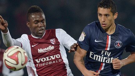 Modibo Maiga (Metz) à la lutte avec Marquinhos (PSG) (PATRICK HERTZOG / AFP)