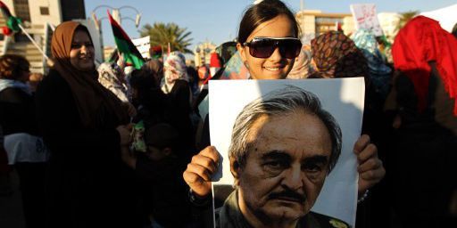 Une jeune Libyenne tient devant elle un portrait du général à la retraite Khalifa Haftar, lors d'un rassemblement en sa faveur fin mai 2014 à Benghazi, dans l'est de la Libye.  (AFP PHOTO / ABDULLAH DOMA)