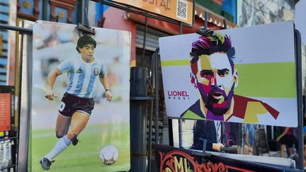 Dans les rues du quartier de La Boca, à Buenos Aires, les visage de Messi et Maradona s'affichent côte à côte. (SANDRINE ETOA / FRANCEINFO / RADIOFRANCE)