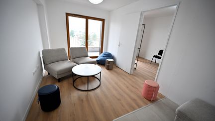 Les athlètes logeront dans des appartements pouvant accueillir jusqu'à huit personnes. Ceux-ci sont composés d'une à quatre chambres, d'un espace de vie commun et d'une à deux salles de bains. Ces logements ne sont pas équipés de cuisine, puisque les athlètes iront se restaurer dans les restaurants mis à leur disposition. (MIGUEL MEDINA / AFP)