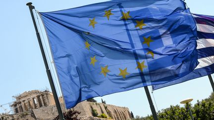 Les drapeaux europ&eacute;en et grec devant l'Acropole, &agrave; Ath&egrave;nes, en juin 2012. (ANDREAS SOLARO / AFP)