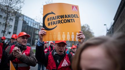 Des syndicats manifestent le 20 novembre 2019 à&nbsp;Hanover (Allemagne) devant le siège de Continental, après les annonces de suppressions d'emploi. (PETER STEFFEN / DPA / AFP)