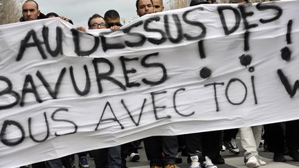 Une marche blanche a eu lieu samedi 7 janvier 2012 &agrave; Clermont-Ferrand (Puy de D&ocirc;me) en soutien &agrave; &agrave; un homme de 30 ans arr&ecirc;t&eacute; de fa&ccedil;on "muscl&eacute;e" la nuit du r&eacute;veillon et dans le coma depuis. (THIERRY ZOCCOLAN / AFP)