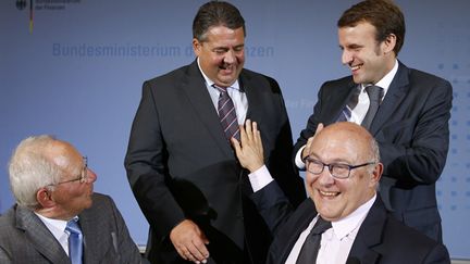 &nbsp; (Les ministres allemands de l'Economie et des Finances, S. Gabriel et W. Schaeuble et leurs homologues français M. Sapin et E. Macron © Reuters-Thomas Peter)