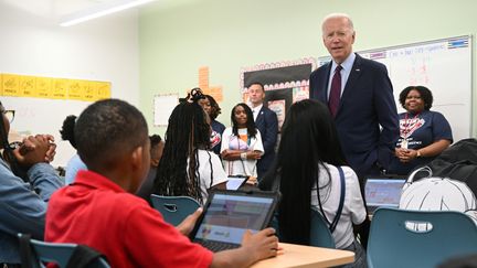 Le président américain Joe Biden, en visite dans une école, à Washington, DC, en août 2023. (SAUL LOEB / AFP)