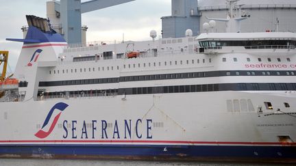 Un ferry de la compagnie SeaFrance dans le port de Calais (Pas-de-Calais), le 10 janvier 2012. (PHILIPPE HUGUEN / AFP)
