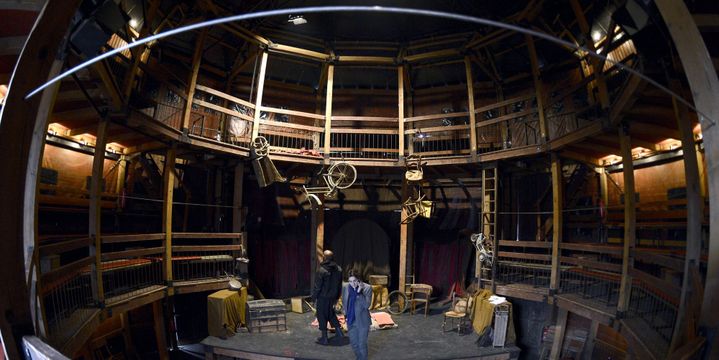 L'intérieur de "La Tour vagabonde" est calqué sur celui du célèbre théâtre "Le Globe" de William Shakespeare 
 (BERTRAND GUAY / AFP)