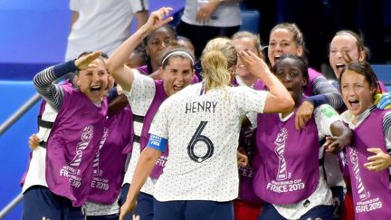 La joie des footballeuses françaises après le but d'Amandine Henry qui leur offre la victoire contre le Brésil, dimanche 23 juin. (JOEL LE GALL / MAXPPP)