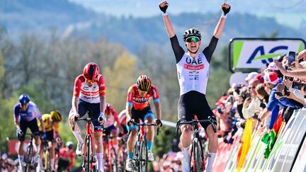 Tadej Pogacar lors de sa victoire sur La Flèche wallonne le 19 avril 2023. (DIRK WAEM / AFP)