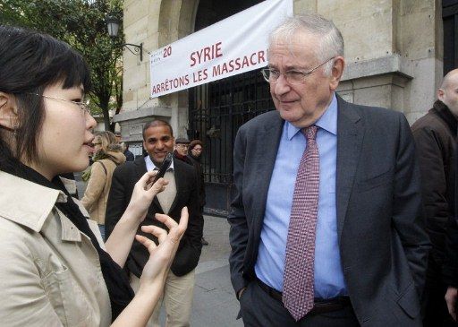 Jacques Cheminade avec une journaliste chinoise après son vote. (Afp)