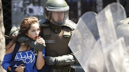 Une &eacute;tudiante est arr&ecirc;t&eacute;e par un policier lors d'une manifestation &agrave; Valparaiso (Chili), le 2 f&eacute;vrier 2012. (ELISEO FERNANDEZ / REUTERS)