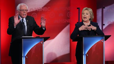 Les candidats à l'investiture démocrate Bernie Snaders et Hillary Clinton, le 4 février 2016 à Durham, dans le New Hampshire (Etats-Unis), lors d'un débat télévisé animé. (JUSTIN SULLIVAN / GETTY IMAGES NORTH AMERICA / AFP)