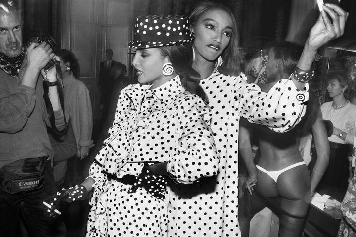 Exposition "In &amp; out of fashion" : Katoucha et Kadidja dans les coulisses Yves Saint Laurent, 1992
 (William Klein)