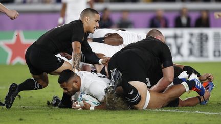 Manu Tuilagi marque un essai pour l'Angleterre, face à la Nouvelle-Zélande, le 26 octobre 2019 à Yokohama, en demi-finale de Coupe du monde de rugby.&nbsp; (ISSEI KATO / REUTERS)