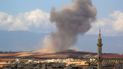 De la fumée après un bombardement dans un village dans la région d'Idlib en Syrie, le 7 septembre 2018.&nbsp; (ANAS AL-DYAB / AFP)