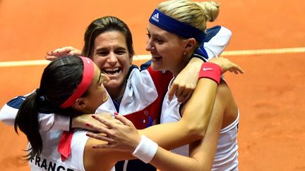 La joie d'Amélie Mauresmo avec ses filles de Fed Cup, Caroline Garcia et Kristina Mladenovic