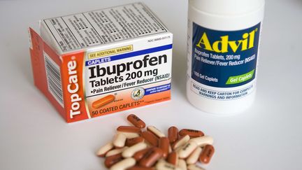 L'ibuprof&egrave;ne, s'il est pris &agrave; tr&egrave;s forte dose, augmente le risque cardiovasculaire.&nbsp; (KRISTOFFER TRIPPLAAR / SIPA)