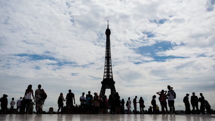 La mise en place de la clôture de la tour Eiffel sera achevée en juillet 2018, sans nécessiter la fermeture du site. (MAXPPP)