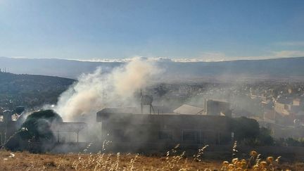 De la fumée s'échappe d'une maison à Baalbek, dans l'est du Liban, après l'explosion d'un appareil radio, le 18 septembre 2024, (- / AFP)