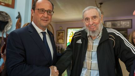 Le président Francois Hollande pose avec Fidel Castro, le leader historique cubain, le 11 mai 2015. C'était le premier voyage d'un président français à Cuba. Il intervient alors que le président Obama a fait de grandes avancées pour lever l'embargo sur l'île. Avant que les USA normalisent leurs relations avec Cuba, les investisseurs de tous pays viennent vers le régime castriste. (ALEX CASTRO / CUBA DEBATE / AFP)