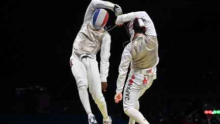 Enzo Lefort face au Japonais Toshiya Saito en demi-finale du tournoi de fleuret par équipes aux Jeux olympiques de Tokyo le 1er août 2021. (FABRICE COFFRINI / AFP)