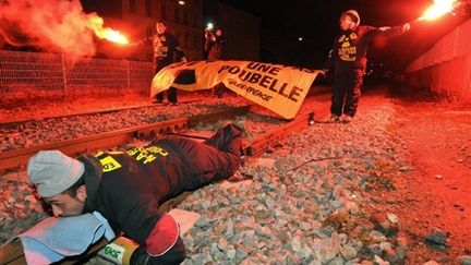 Action de miliants de Greenpeace pour empêcher l'arrivée à Cherbourg d'un convoi d'uranium (24 janvier 2010) (AFP / Jean-Paul Barbier)