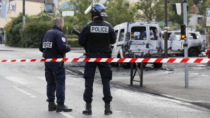 Des policiers bouclent le carrefour o&ugrave; des policiers ont &eacute;t&eacute;&nbsp;attaqu&eacute;s avec des cocktails Molotov, samedi 8 octobre 2016 &agrave; Viry-Ch&acirc;tillon (Essonne). (THOMAS SAMSON / AFP)