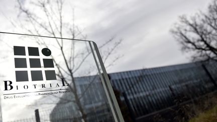 Le logo du laboratoire Biotrial, &agrave; Rennes, le 16 janvier 2016. (LOIC VENANCE / AFP)