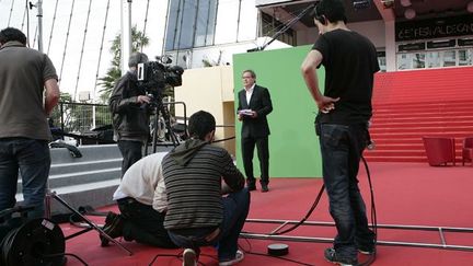 Benoît Duquesne enregistre son émission &quot;Complément d&#039;Enquête&quot; à Cannes
 (Bernard Brun / France Télévisions)