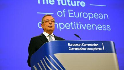 'ancien Premier ministre et économiste italien Mario Draghi lors d'une conférence de presse sur l'avenir de la compétitivité européenne au siège de l'UE, à Bruxelles le 9 septembre 2024. (NICOLAS TUCAT / AFP)