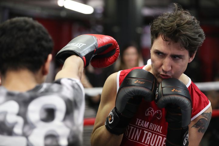 Le Premier ministre canadien, Justin Trudeau, s'entraîne à boxer dans un gymnase à New York, le 21 avril 2016. (CARLO ALLEGRI / REUTERS)