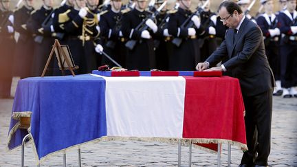 Le pr&eacute;sident fran&ccedil;ais Fran&ccedil;ois Hollande d&eacute;core &agrave; titre posthume les deux soldats fran&ccedil;ais morts en Centrafrique lors d'une c&eacute;r&eacute;monie aux Invalides &agrave; Paris, le 16 d&eacute;cembre 2013. (YOAN VALAT / AFP)