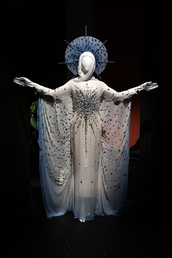 L’exposition "Stephen Jones, chapeaux d’artiste" au Palais Galliera : tenue Mugler accessoirisée par Stephen Jones, le 17 octobre 2024. (GAUTIER DEBLONDE)