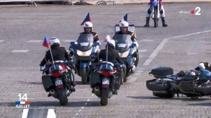 Une moto chute lors du défilé du 14-Juillet